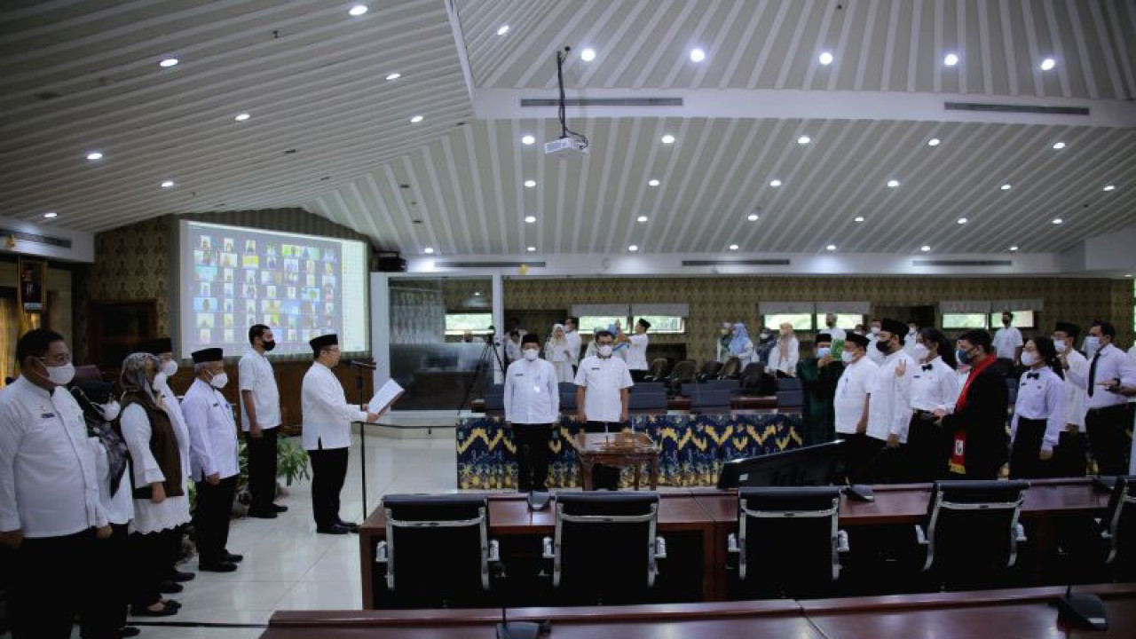 Wali Kota Arief dalam acara pelantikan pegawai yang berlangsung di ruang Akhlakul Karimah, Pusat Pemerintahan Kota Tangerang, Jumat (30/12).