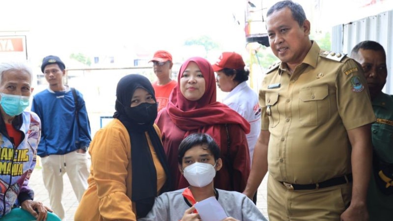 Pelaksana Tugas Wali Kota Bekasi Tri Adhianto memberikan pelayanan prima kepada masyarakat dengan menjenguk warga yang sedang sakit di Kecamatan Bekasi Barat, Kota Bekasi, Senin (5/12/2022). ANTARA/Pradita Kurniawan Syah