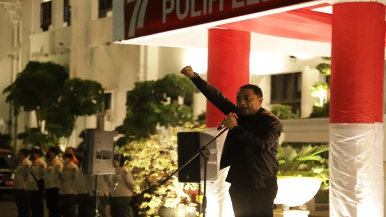 Wali Kota Surabaya Eri Cahyadi saat mempimpin langsung apel persiapan operasi skala besar bersama jajaran pemerintah kota (Pemkot), TNI/Polri serta lintas organisasi masyarakat (ormas), di halaman Balai Kota Surabaya, Sabtu (3/12/2022) malam.  ANTARA/HO-Diskominfo Surabaya