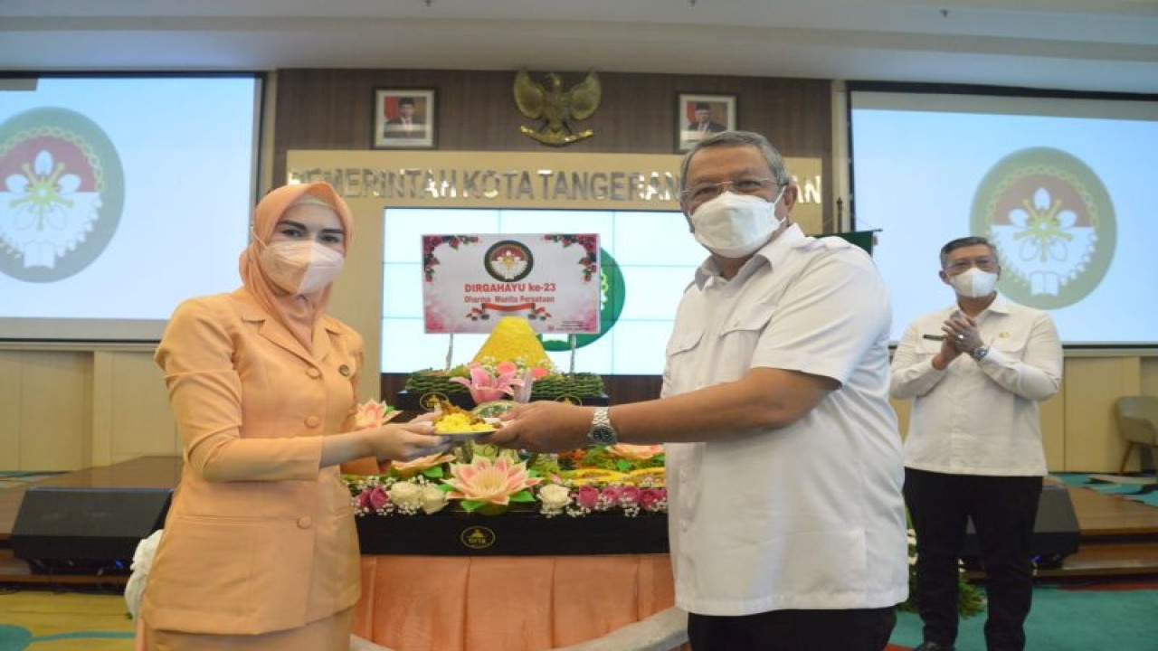 Wali Kota Tangerang Selatan Benyamin Davnie (kanan) dan Ketua DWP Kota Tangerang Selatan Monalisa Indrawati Bambang (kiri) pada acara HUT (DWP) Kota Tangerang Selatan ke-23 yang diselenggarakan di Aula Blandongan, Puspemkot Tangsel, Rabu.