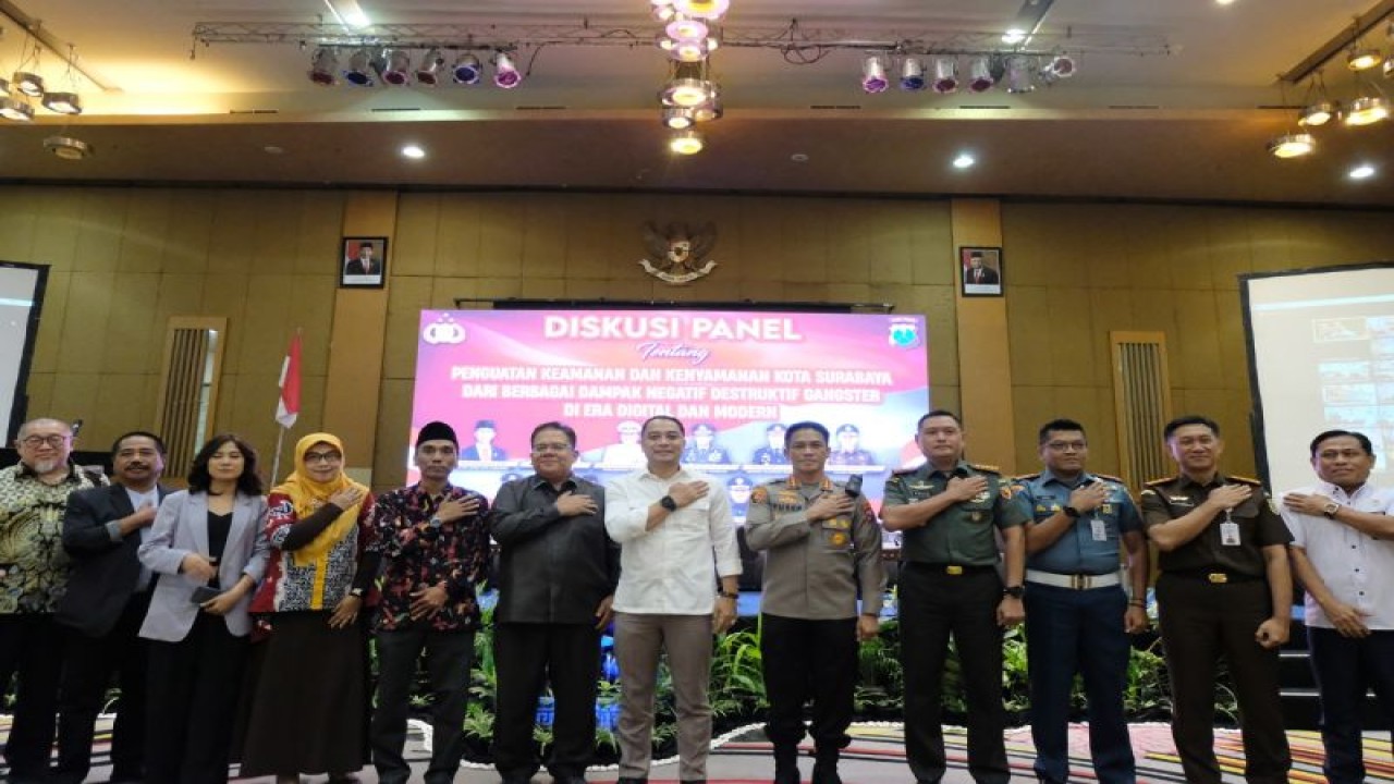 Wali Kota Surabaya Eri Cahaydi usai menggelar silaturahmi dengan tokoh masyarakat, suku dan lintas agama dan Forkopimda di Graha Sawunggaling, Kota Surabaya, Kamis (14/12/2022). (ANTARA/HO-Diskominfo Surabaya)