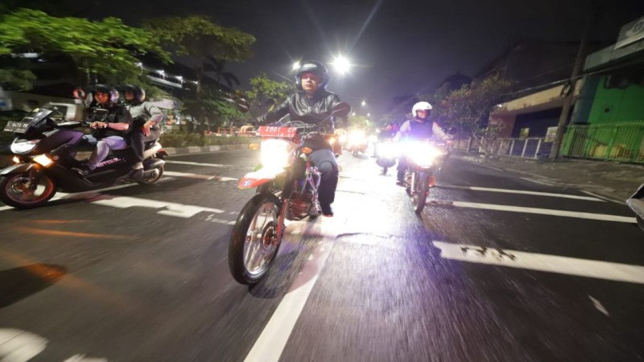 Wali Kota Surabaya Eri Cahyadi saat memimpin operasi kelompok bersenjata tajam di Kota Surabaya, Sabtu (3/12/2022) malam. (ANTARA/HO-Diskominfo Surabaya)