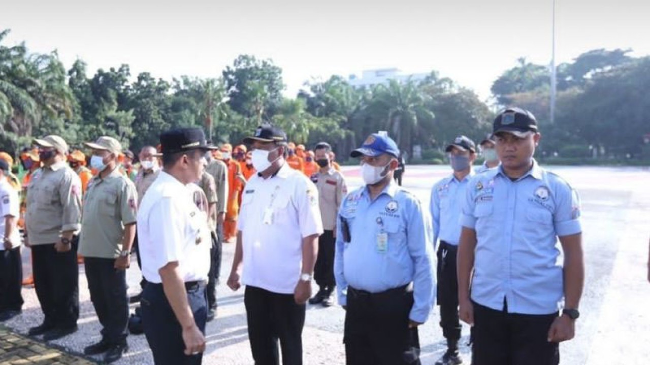 Wali Kota Jakarta Timur Muhammad Anwar saat melaksanakan apel pengamanan Natal dan Tahun Baru 2023 di Kantor Wali Kota Jakarta Timur, Jakarta, Rabu (21/12/2022). ANTARA/HO-Kominfotik Jakarta Timur