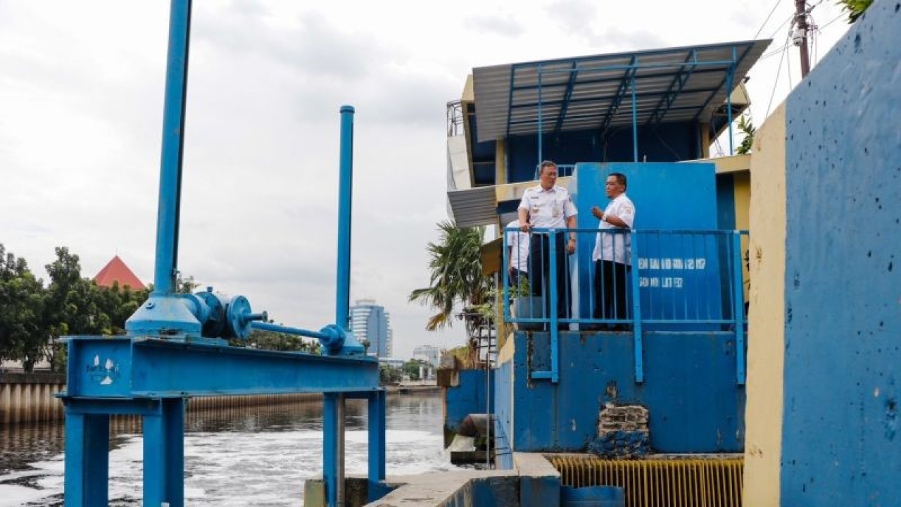 Wali Kota Administrasi Jakarta Pusat Dhany Sukma meninjau kesiapan rumah pompa dalam menghadapi musim hujan di Jakarta Pusat, Jumat (30/12/2022). ANTARA/HO-Pemerintah Kota Jakarta Pusat