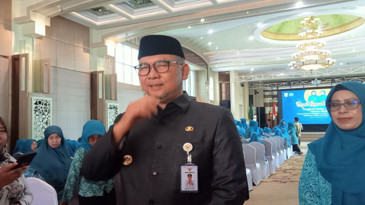 Wali Kota Jambi Syarif Fasha saat memberikan keterangan mengenai tawaran kerjasama bidang pendidikan dari salah satu lembaga pendidikan di Tokyo, Jepang. (ANTARA/tuyani)