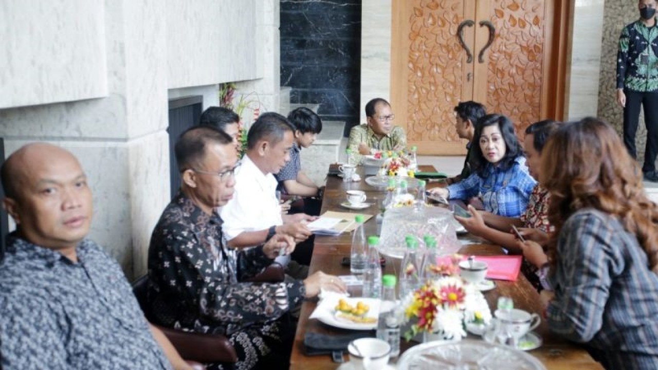 Wali Kota Makassar Moh Ramdhan Pomanto menjamu Pengurus PMTI di kediamannya di Jalan Amirullah Makassar. ANTARA/HO/Pemkot Makassar