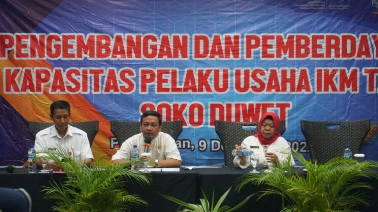 Wali Kota Pekalongan Afzan Arslan Djunaid sedang memberikan pengarahan pada perajin tahu di Pekalongan, Jumat (9/12/2022). (ANTARA/HO-Humas Kota Pekalongan)