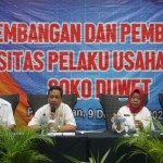 Wali Kota Pekalongan Afzan Arslan Djunaid sedang memberikan pengarahan pada perajin tahu di Pekalongan, Jumat (9/12/2022). (ANTARA/HO-Humas Kota Pekalongan)-1670583179