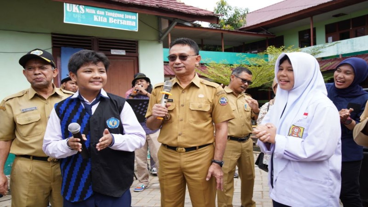 Wali Kota Pontianak Edi Rusdi Kamtono menyemangati Joe Vandes, siswa SMPN 3 Pontianak yang memiliki bakat menyanyi. (ANTARA/HO-Jimi)