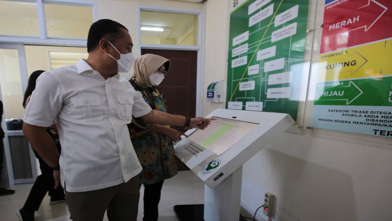 Wali Kota Surabaya Eri Cahyadi saat mengecek pelayanan di RSUD Bhakti Dharma Husada (BDH), Kota Surabaya, Kamis (9/12/2022). (ANTARA/HO-Diskominfo Surabaya)