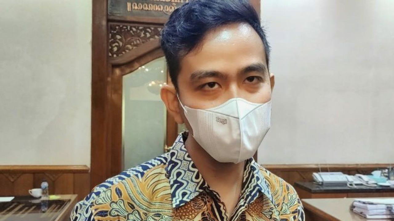 Wali Kota Surakarta Gibran Rakabuming memberikan keterangan kepada wartawan di Solo, Kamis (22/12/2022). ANTARA/Aris Wasita