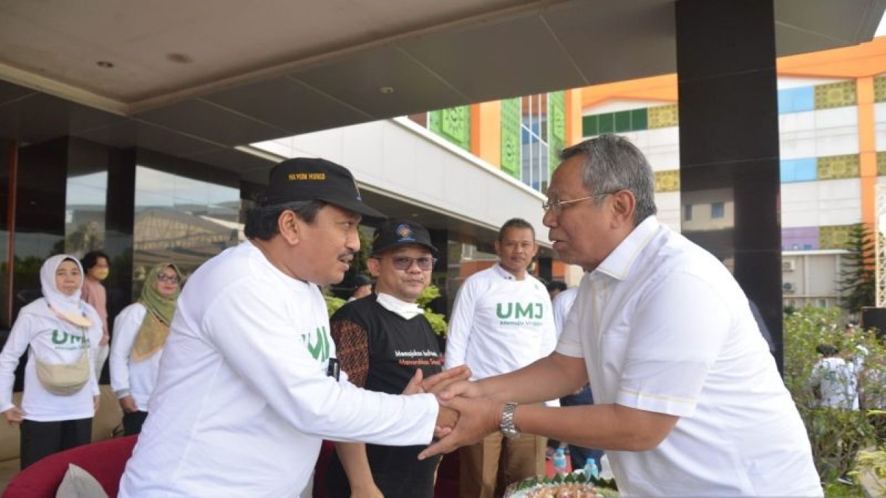 Wali Kota Tangerang Selatan Benyamin Davnie (kiri) saat menghadiri milad UMJ beberapa waktu lalu. (ANTARA/HO)