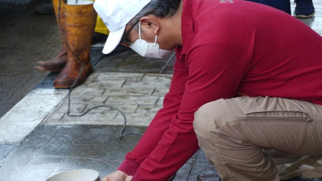 Wali Kota Jakarta Barat Yani Wahyu Purwoko membersihkan trotoar di Jalan S Parman, Jakarta Barat, Minggu (4/12/2022) ANTARA/HO-Pemkot Jakarta Barat