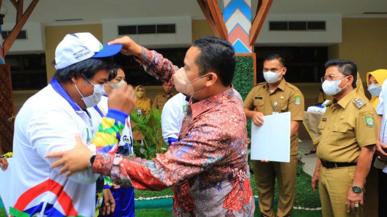 Wali Kota Tangerang Arief R Wismansyah saat pelepasan atlet dalam ajang Pekan Paralympic Provinsi (Peparprov) IV Banten di Kota Tangerang yang berlangsung Pusat Pemerintahan Kota Tangerang, Senin (5/12/22).