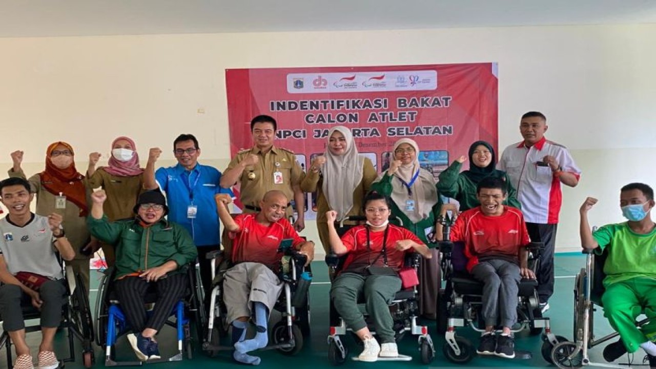 Wakil Wali Kota Jakarta Selatan Edi Sumantri bersama calon atlet disabilitas di Jakarta, Selasa (13/12/2022). ANTARA/Luthfia Miranda Putri
