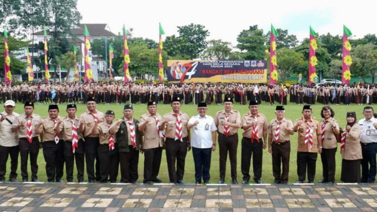 Wali Kota Jakarta Barat Yani Wahyu Purwoko bersama peserta kegiatan Jambore Cabang di kantor Wali Kota Jakarta Barat, Kamis (22/12/2022). ANTARA/HO-Pramuka Jakarta Barat