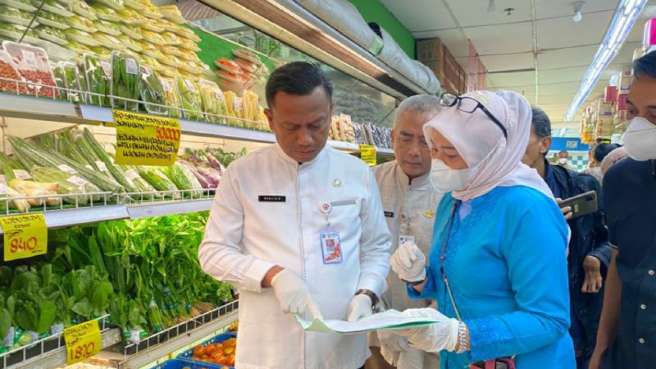 Wali Kota Jakarta Selatan Munjirin tengah melakukan sidak bahan pangan di kawasan ITC Fatmawati, Jakarta, Jumat (23/12/2022). ANTARA/Luthfia Miranda Putri