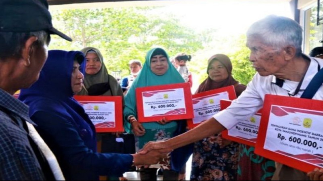 Wali Kota Tanjungpinang Rahma secara simbolis menyalurkan bantuan langsung tunai kepada warga di Kantor Kelurahan Sei Jang, Kecamatan Bukit Bestari, Kota Tanjungpinang, Provinsi Kepulauan Riau, Rabu (28/12/2022). (ANTARA/HO-Humas Pemkot Tanjungpinang)