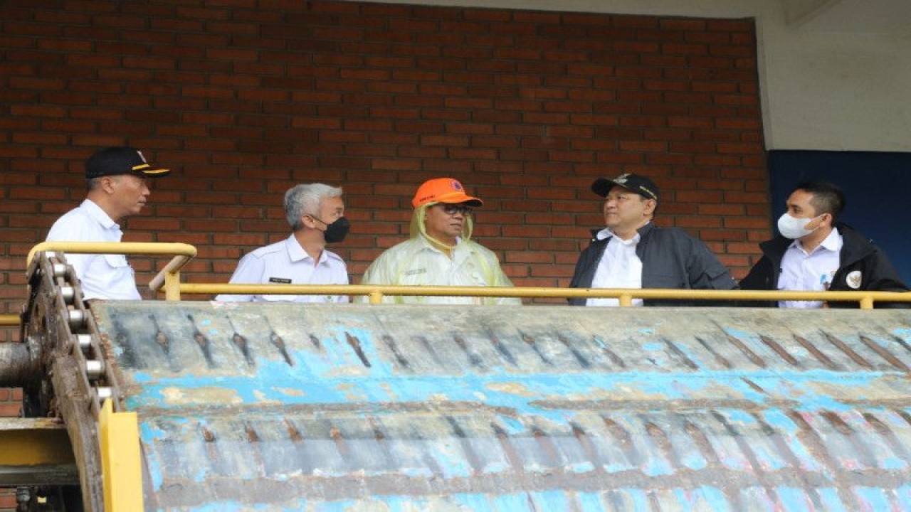 Wakil Wali Kota Jakarta Utara Juaini Yusuf mengecek pompa Waduk Pluit berjalan normal saat hujan mengguyur Jakarta Utara pada Rabu (28/12/2022) sebagai upaya mengurangi potensi rob. ANTARA/HO-Kominfotik Jakarta Utara