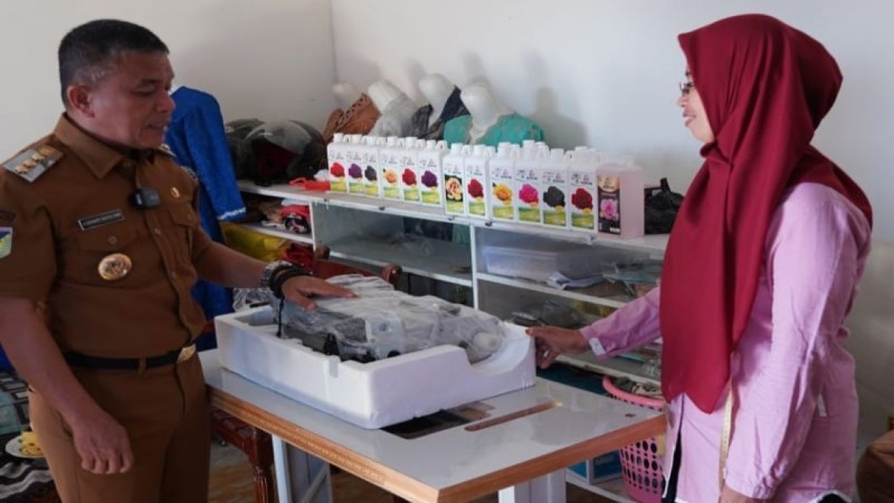 Ilustrasi - Wali Kota Palu, Hadianto Rasyid menyerahkan bantuan peralatan usaha berupa mesin obras kain kepada pelaku Industri Kecil Menengah (IKM) bergerak di bidang bisnis menjahit, Selasa (25/10/2022). ANTARA/HO-Humas Pemkot Palu