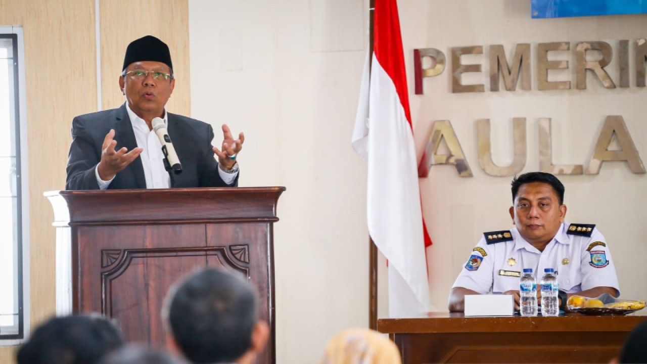 Wali Kota Tangerang Selatan, Benyamin Davnie saat mensosialisasikan Perwal RT/RW di Serpong