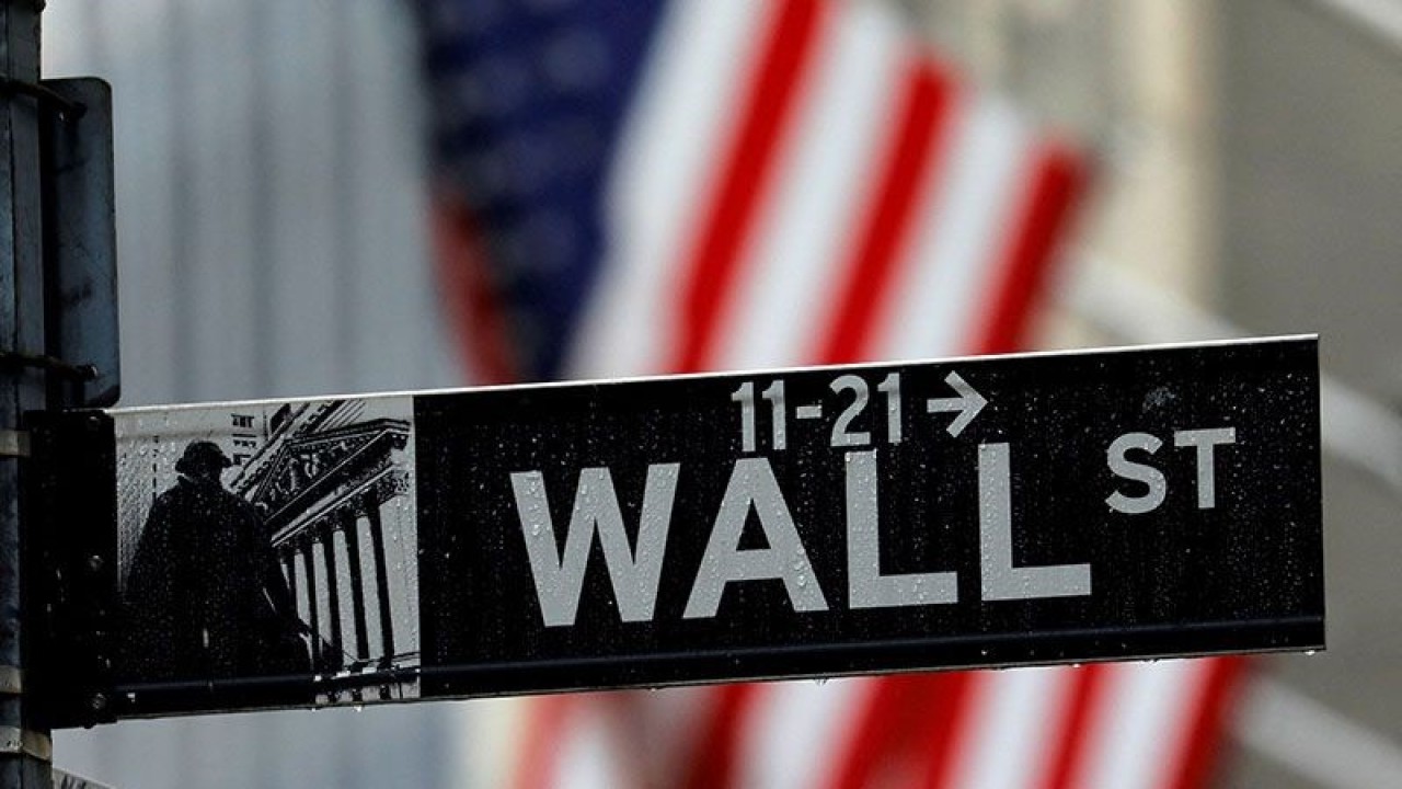 FILE PHOTO: Raindrops hang on a sign for Wall Street outside the New York Stock Exchange in Manhattan in New York City, New York, U.S., October 26, 2020. REUTERS/Mike Segar/File Photo/File Photo (REUTERS/MIKE SEGAR)