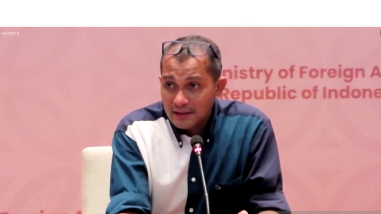 Wakil Menteri Kementerian Hukum dan HAM (Wamenkumham) Edward Omar Sharif Hiariej menggelar konferensi pers bersama Kementerian Luar Negeri di Jakarta, Senin (11/12/2022). (ANTARA/Asri Mayang Sari)
