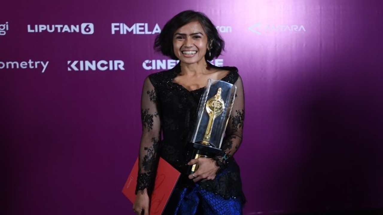 Sineas Vida Sylvia berpose usai meraih penghargaan Pengarah Artistik Terbaik dalam Festival Film Indonesia 2022 di Jakarta Convention Center, Jakarta, Selasa (22/11/2022). Vida menang melalui film Before, Now, and Then (Nana). ANTARA FOTO/Aditya Pradana Putra/aww. (ANTARA FOTO/ADITYA PRADANA PUTRA)