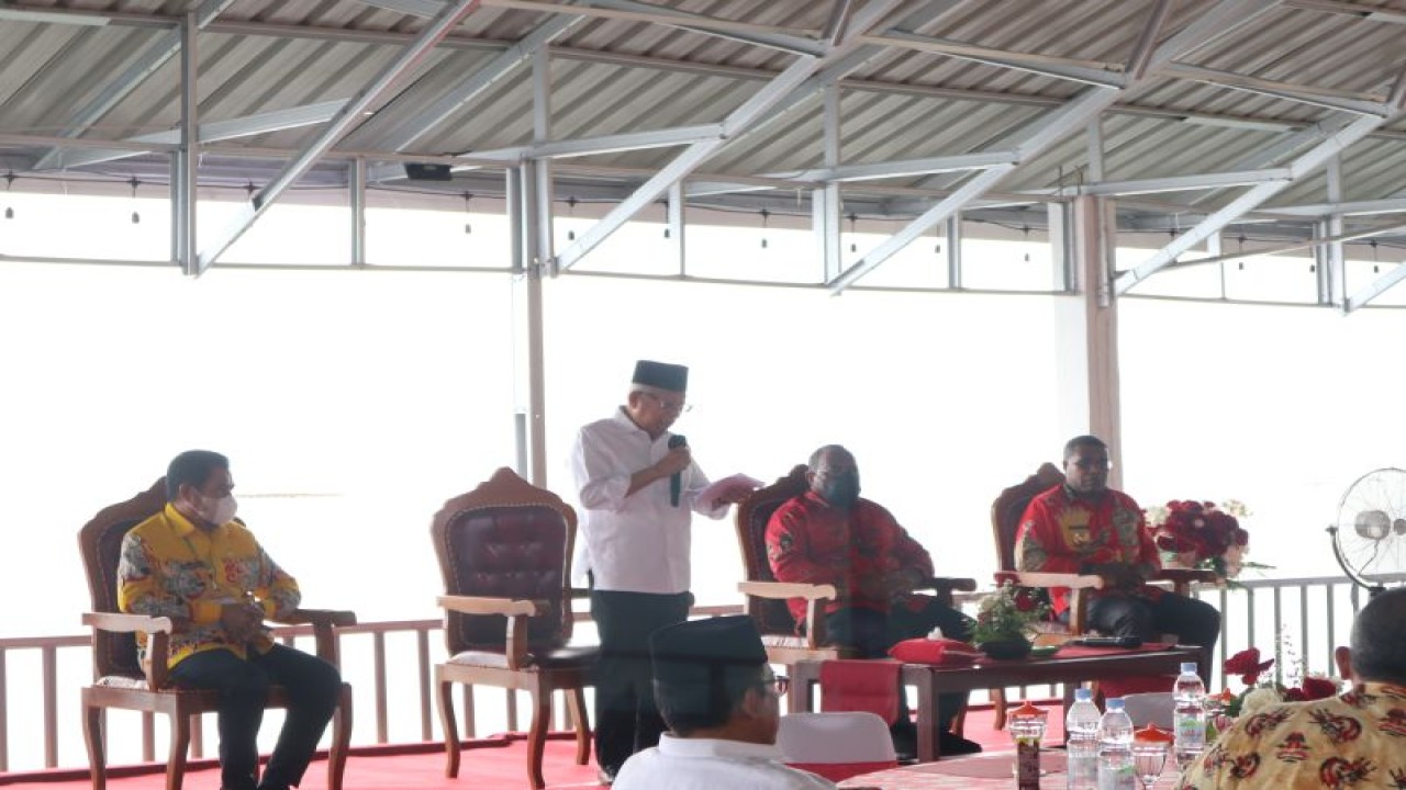 Wapres Ma'ruf Amin beraudiensi dengan para bupati atau perwakilannya di wilayah adat Saereri didampingi Sekretaris Daerah Papua Ridwan Rumasukun (kiri), Wakil Menteri Dalam Negeri John Wempi Wetipo (kedua dari kanan) dan Bupati Biak Herry Ario Naap (kanan) di Pantai Parai, Kabupaten Biak Numfor, Papua, Jumat (2/12/2022). (ANTARA/Desca Lidya Natalia)