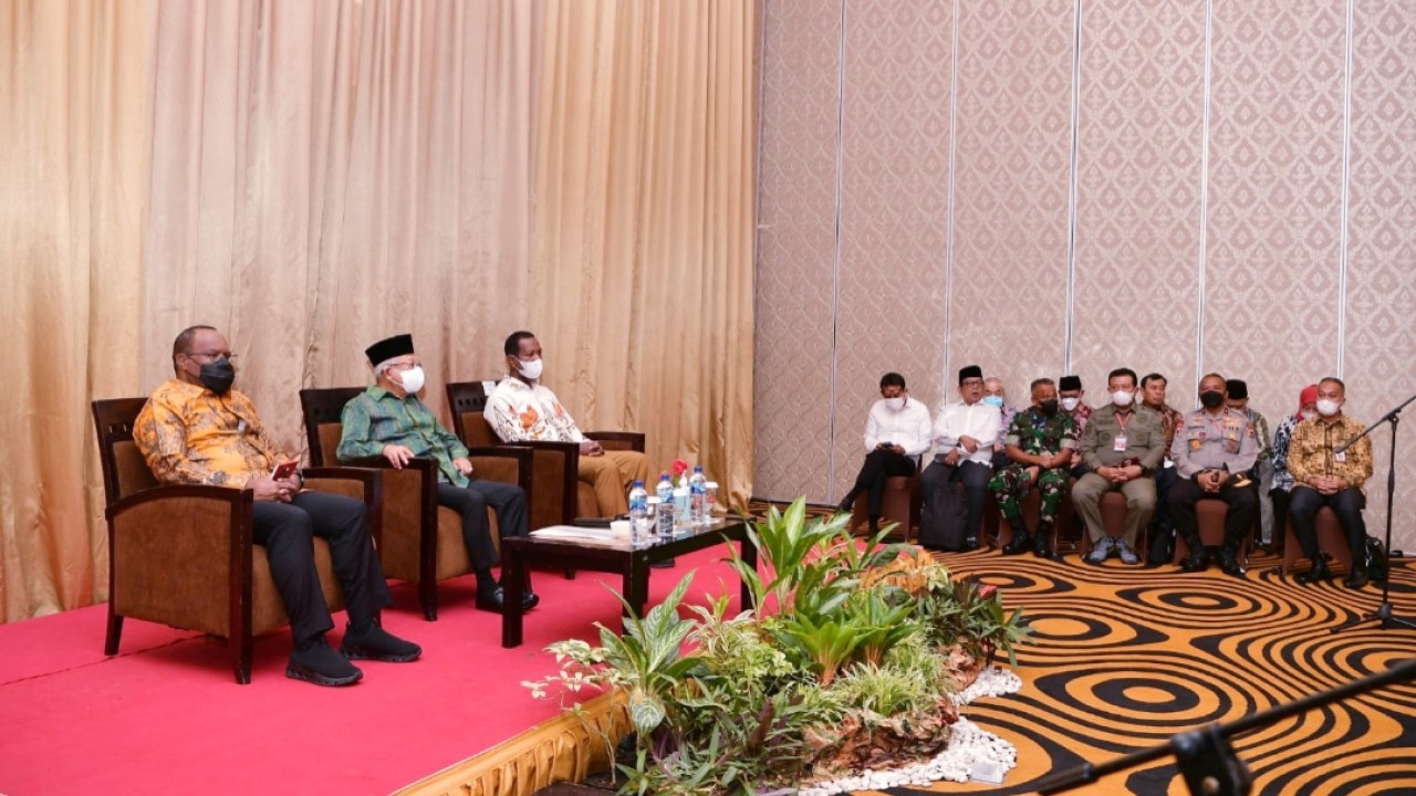 Wapres Ma'ruf Amin saat resmikan Somatua Training Center di Mimika didampingi dengan Tim Ahli Wapres Nurdin Tampubolon./BPMI-Setwapres