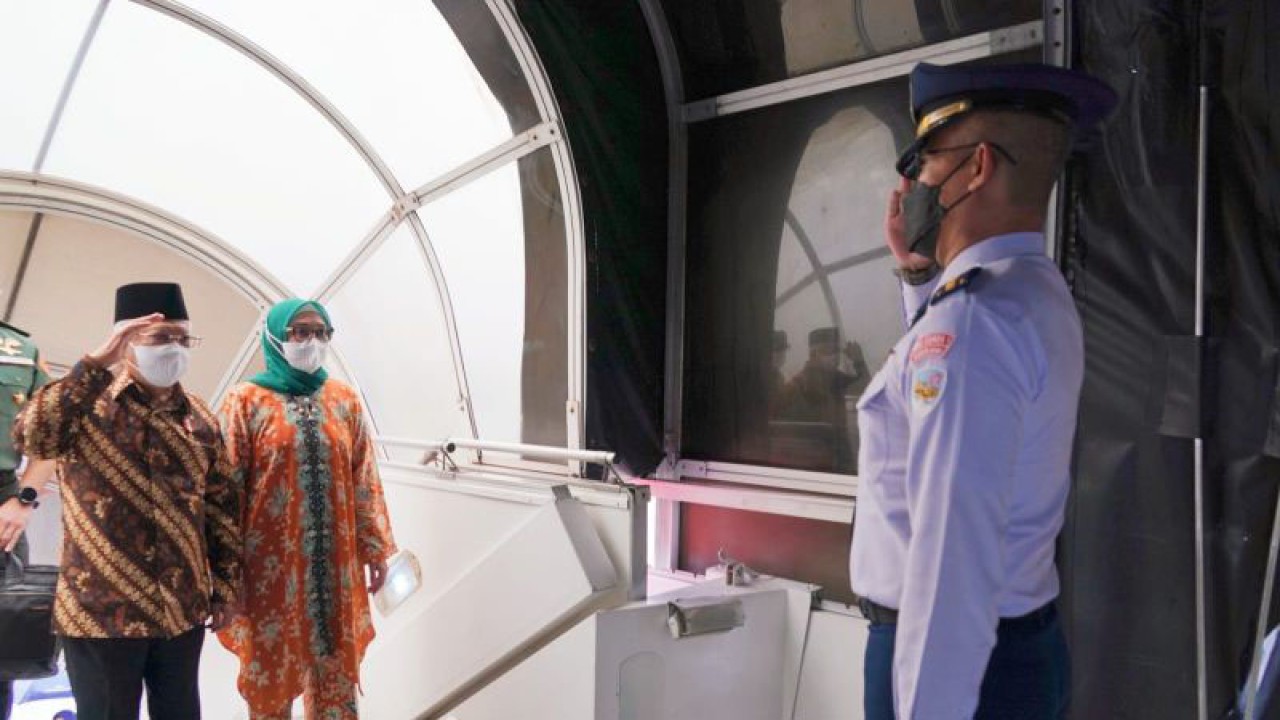 Wakil Presiden RI Ma'ruf Amin dan Ibu Wury Ma'ruf Amin bertolak ke Yogyakarta dari Pangkalan TNI AU Halim Perdanakusuma Jakarta untuk menghadiri pernikahan Kaesang Pangarep dan Erina Sofia Gudono, Jumat (9-12-2022). ANTARA/BPMI Setwapres