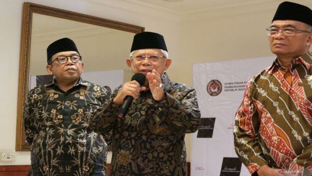 Wakil Presiden (Wapres) Ma'ruf Amin didampingi Menteri Koordinator Bidang Pembangunan Manusia dan Kebudayaan Muhadjir Effendy (kanan) dan Juru Bicara Wapres Masduki Baidlowi (kiri) menyampaikan keterangan kepada wartawan, di Jakarta, Rabu (21/12/2022). ANTARA/Desca Lidya Natalia