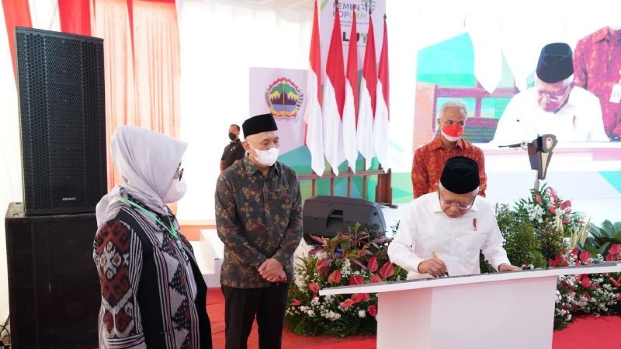 Wakil Presiden Ma'ruf Amin menyampaikan sambutan saat peresmian secara serentak enam Pusat Layanan Usaha Terpadu Koperasi dan UMKM (PLUT KUMKM) di kabupaten Semarang, Jawa Tengah pada Selasa (27/12/2022). (ANTARA/BPMI Setwapres)