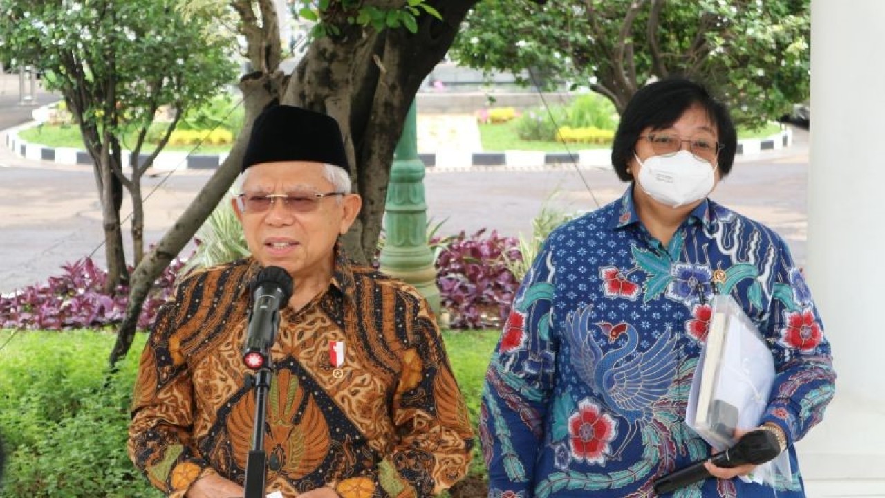 Wakil Presiden Ma'ruf Amin dan Menteri Lingkungan Hidup dan Kehutanan Siti Nurbaya Bakar menyampaikan pernyataan kepada wartawan seusai acara penyerahan penghargaan Proper tahun 2022 di Istana Wapres Jakarta pada Kamis (29/12/2022). (ANTARA/Desca Lidya Natalia)