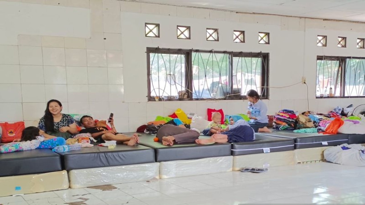 Warga yang mengungsi menggunakan kasur bantuan dari Wali Kota Jakarta Selatan Munjirin di penampungan Sasana Krida Karang Taruna Manggarai, Jakarta, Senin (19/12/2022). (ANTARA/Yoanita HD)