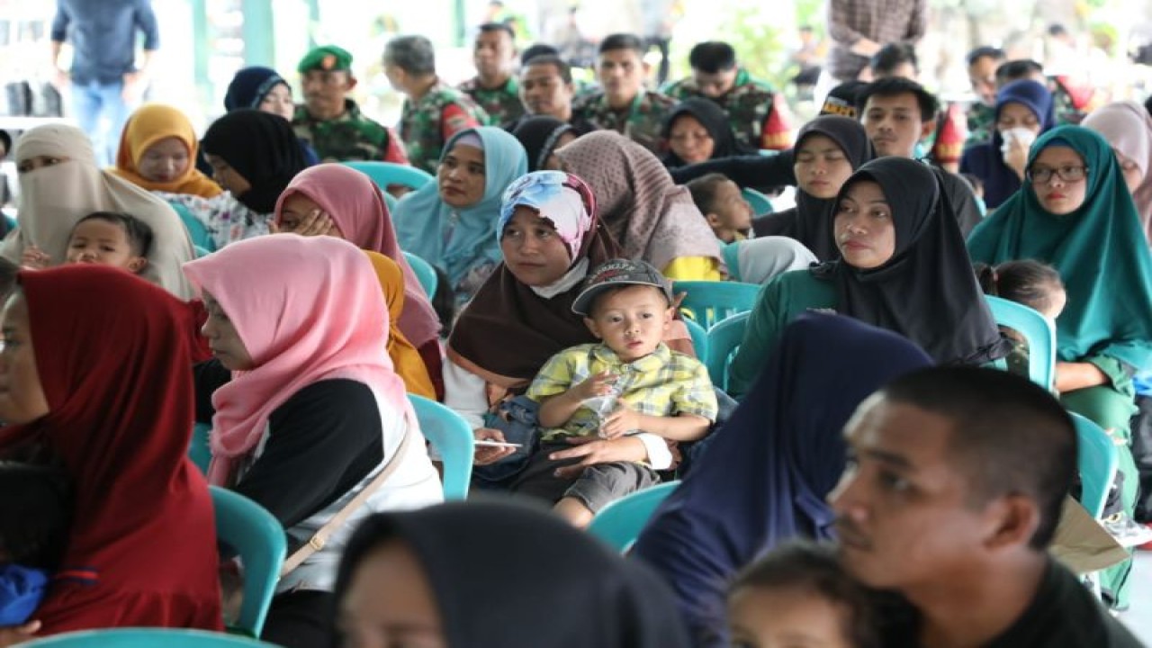 Puluhan warga Bantaeng yang memperoleh bantuan bingkisan untuk pencegahan stunting oleh Komando Distrik Militer 1410 TNI Bantaeng. ANTARA Foto/HO-Humas Pemkab Bantaeng