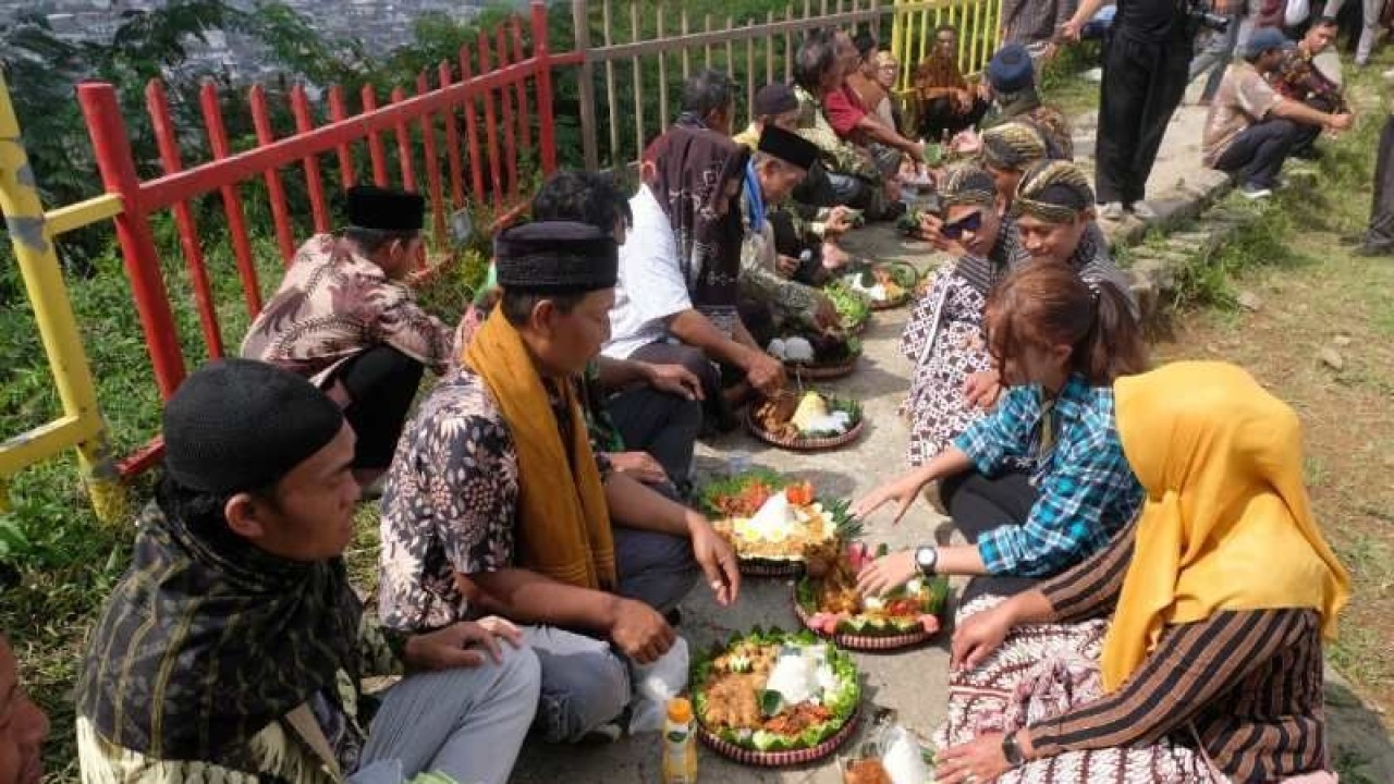 Warga Dusun Botorono, Desa Petarangan, Kecamatan Kledung, Kabupaten Temanggung menyelenggarakan tradisi merti desa. ANTARA/Heru Suyitno