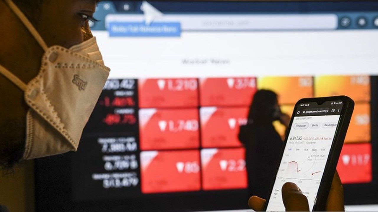 Warga melihat layar pergerakan saham pada gawainya di Jakarta, Kamis (24/2/2022). ANTARA FOTO/M Risyal Hidayat/rwa.