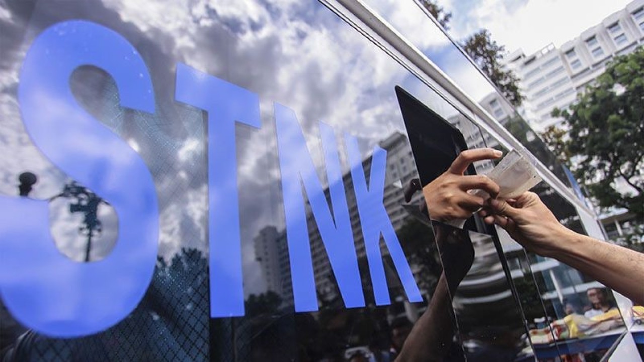 Warga memperpanjang Surat Tanda Nomor Kendaraan (STNK) di Samsat Keliling Lapangan Banteng, Jakarta. ANTARA FOTO/Muhammad Adimaja/pd/aa.