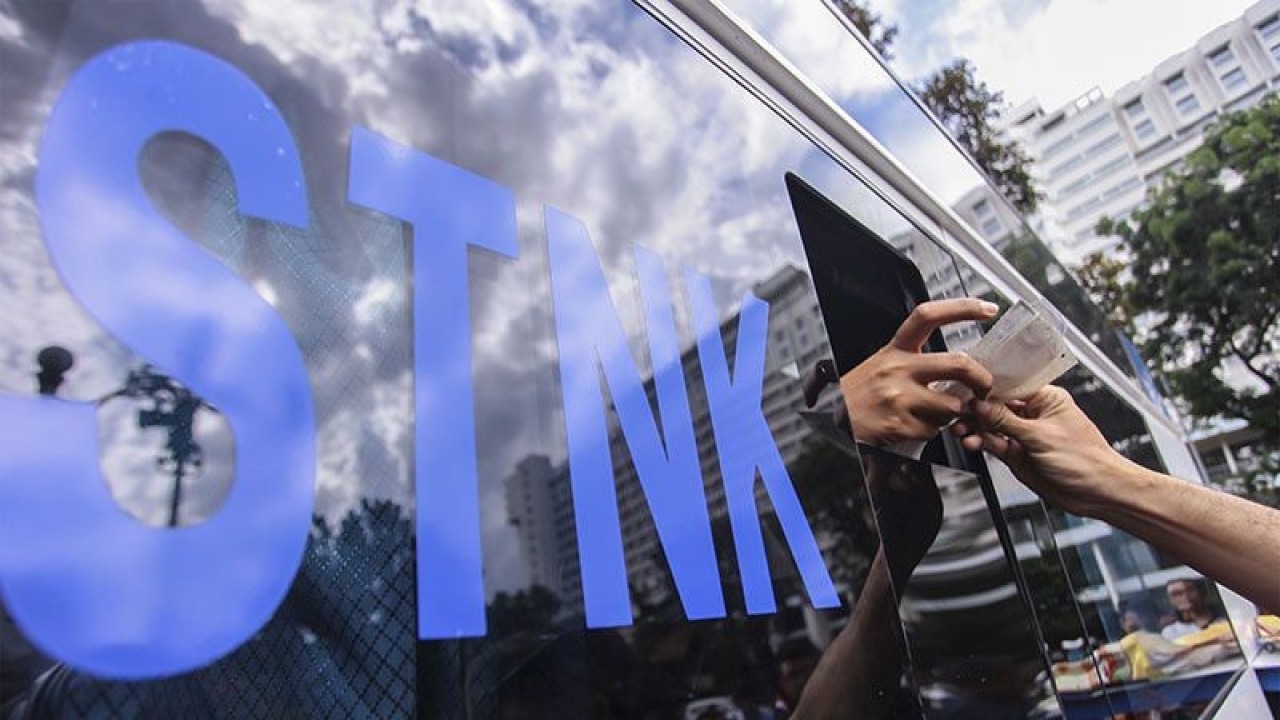 Warga memperpanjang Surat Tanda Nomor Kendaraan (STNK) di Samsat Keliling Lapangan Banteng, Jakarta. ANTARA FOTO/Muhammad Adimaja/pd/aa.