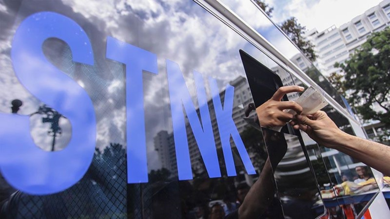 Warga memperpanjang Surat Tanda Nomor Kendaraan (STNK) di Samsat Keliling Lapangan Banteng, Jakarta. ANTARA FOTO/Muhammad Adimaja/pd/aa.