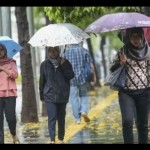 Warga menggunakan payung saat hujan di kawasan Semanggi, Jakarta, Rabu (13/11/2019). ANTARA FOTO/Nova Wahyudi/aww/pri-1670984076