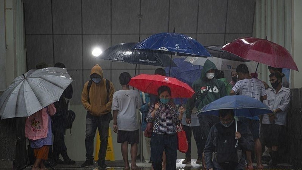 Warga menggunakan payung saat hujan mengguyur Stasiun MRT Dukuh Atas BNI, Jakarta. ANTARA FOTO/Aditya Pradana Putra/aww/aa.