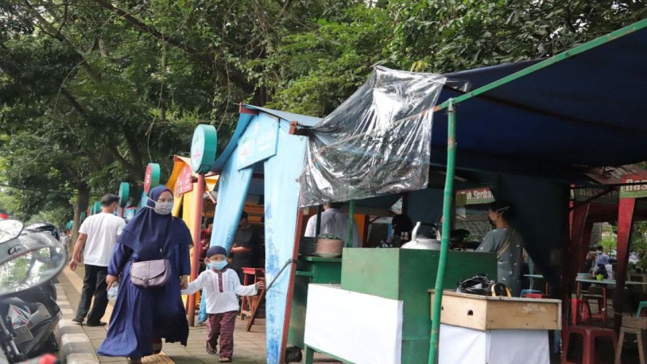 Warga mengunjungi destinasi kuliner halal di Taman Malabar, Kota Bandung, Jawa Barat, Senin (12/12/2022). ANTARA/HO-Humas Pemkot Bandung.