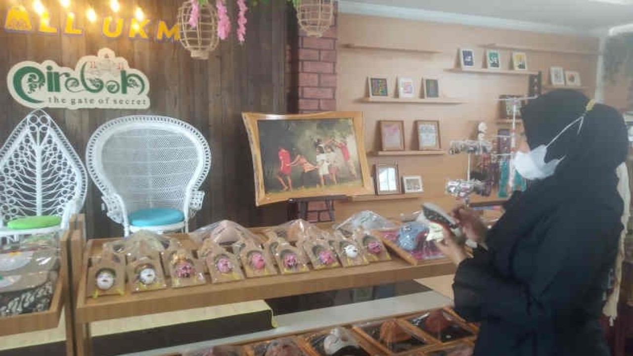 Warga saat memilih suvenir di Mall UKM Kota Cirebon, Jawa Barat, Kamis (15/12/2022). (ANTARA/Khaerul Izan)