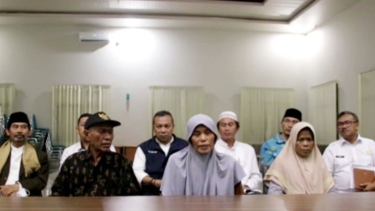 Warga yang mengaku sebagai Ratu Adil dan Imam Mahdi di Kantor Bakesbangpol, Cibinong, Kabupaten Bogor, Jawa Barat, Rabu (7/12/2022). ANTARA/M Fikri Setiawan