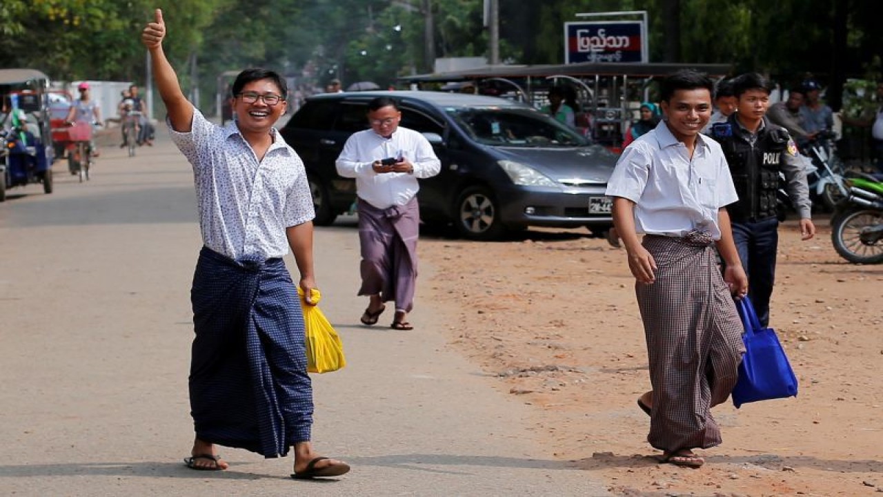 Foto Arsip-Wartawan Reutes Wa Lone dan Kyaw Soe Oo tersenyum saat mereka berjalan bebas keluar dari penjara Insein setelah menerima pengampunan di Yangon, Myanmar (REUTERS/STRINGER)