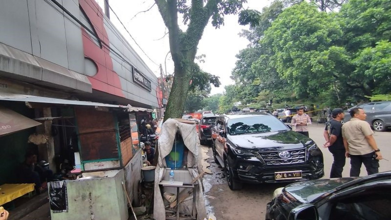 Warung nasi rames milik Didin Khairudin (60) yang berada di dekat Polsek Astanaanyar, Kota Bandung, Jawa Barat. ANTARA/Bagus Ahmad Rizaldi