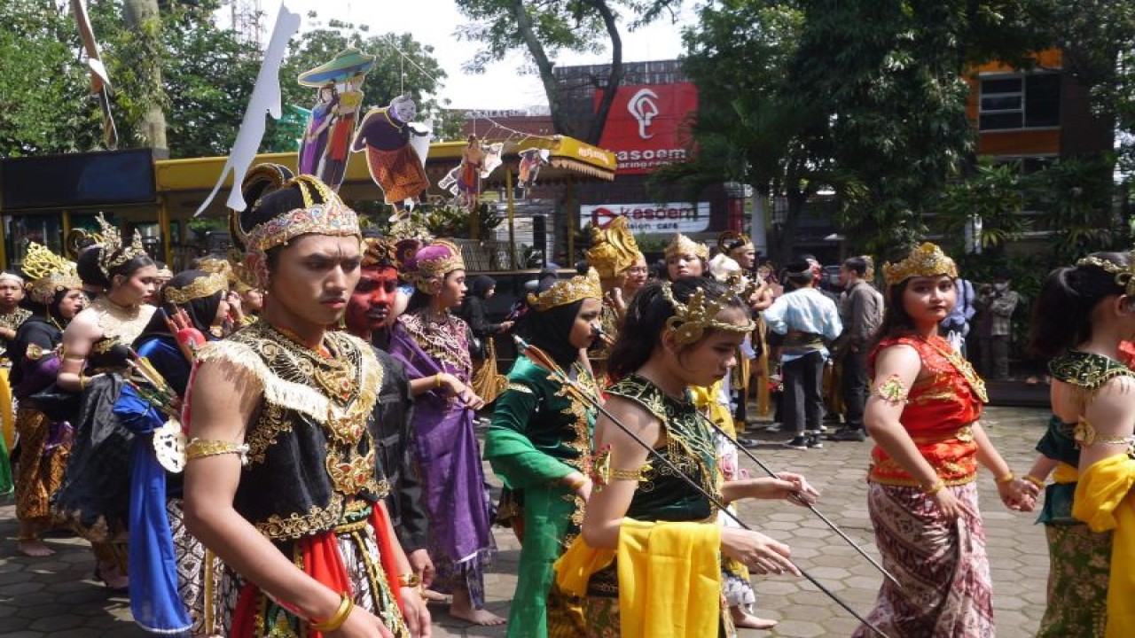 Sebanyak 250 pelajar SMA sederajat di Bandung Raya "cosplay" menjadi wayang orang pada gelaran "Heart Fest" di Kampus Institut Seni Budaya Indonesia (ISBI) Bandung, Jalan Buah Batu, Kota Bandung, Rabu (21/12/2022). (ANTARA/HO-Humas Disdik Jawa Barat)