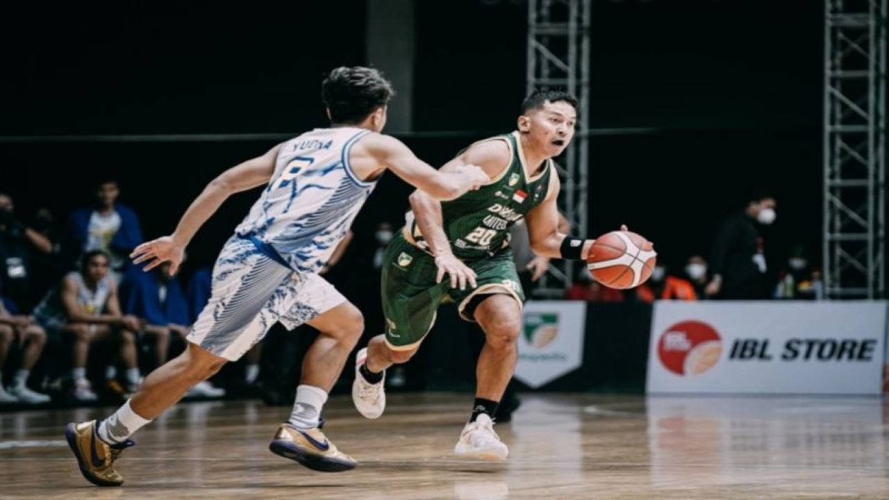 Pebasket tim Dewa United Surabaya Wendha Wijaya (kanan) saat membawa bola pada laga reguler Indonesian Basketball League (IBL) 2022. HO/Dewa United